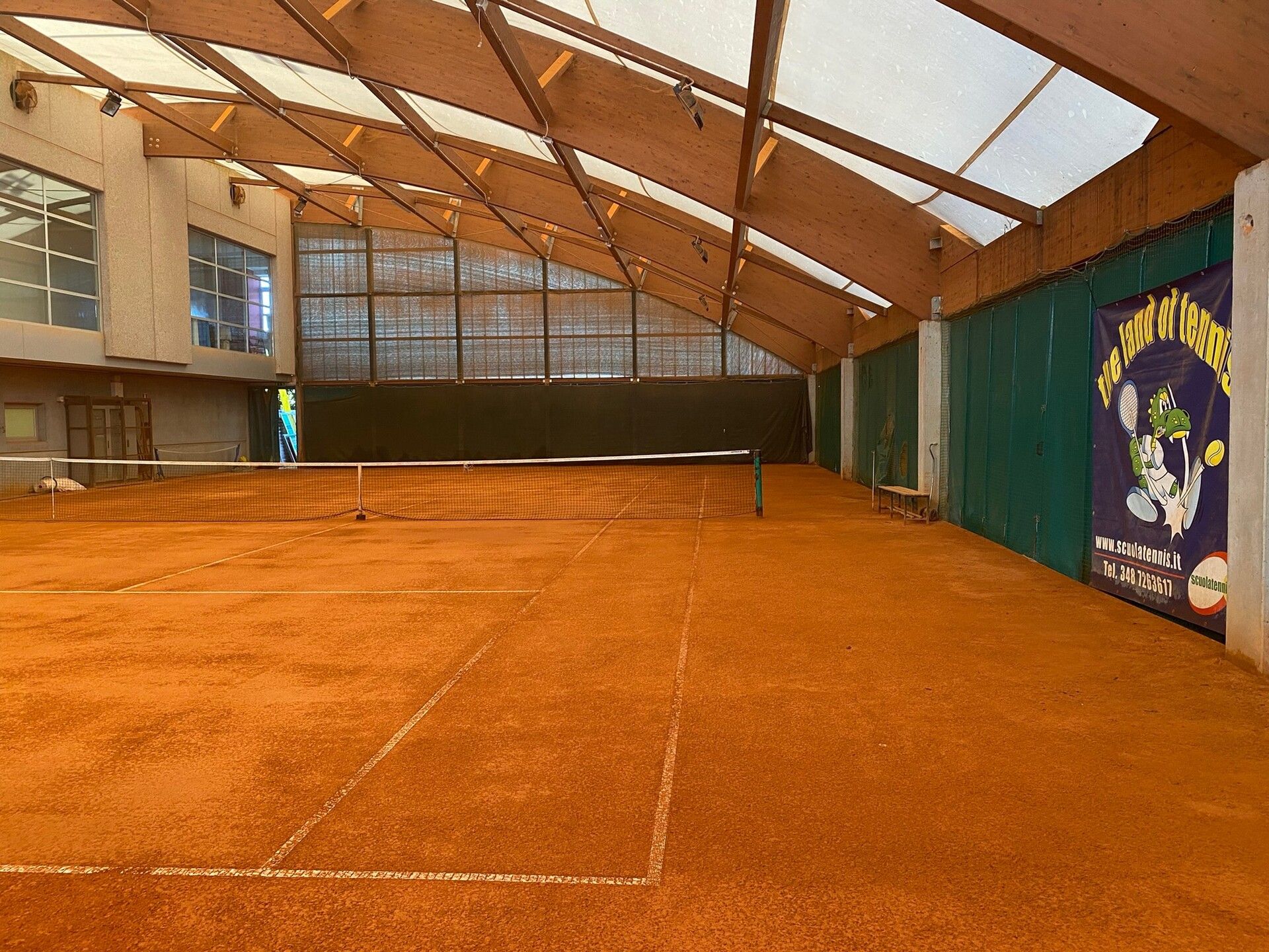 Der Standort Varese: Indoor-Sandplatz.
